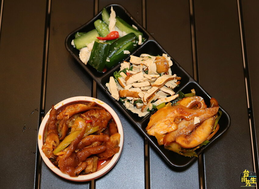 台南麻辣鴨血臭豆腐／從市場擺攤賣到開店面／在地飄香近20年／每日限量晚來吃不到／全台南最會排隊的麻辣鴨血／真空包裝在家也能輕鬆吃