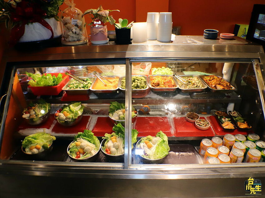 台南麻辣鴨血臭豆腐／從市場擺攤賣到開店面／在地飄香近20年／每日限量晚來吃不到／全台南最會排隊的麻辣鴨血／真空包裝在家也能輕鬆吃