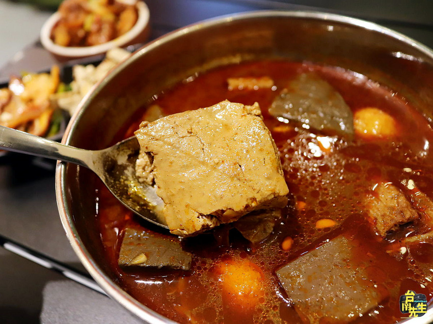 台南麻辣鴨血臭豆腐／從市場擺攤賣到開店面／在地飄香近20年／每日限量晚來吃不到／全台南最會排隊的麻辣鴨血／真空包裝在家也能輕鬆吃