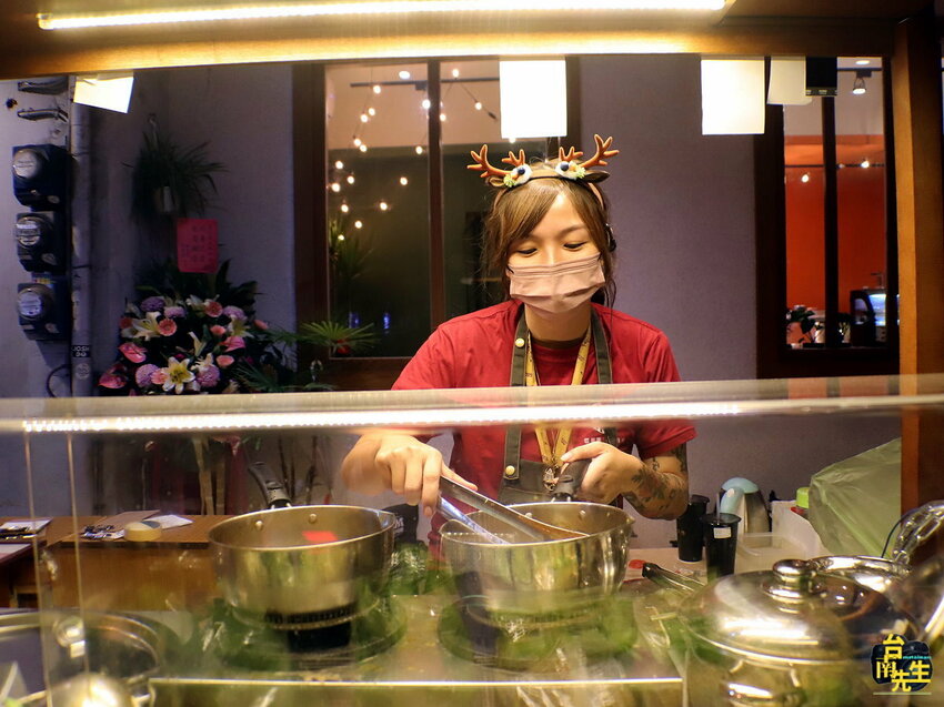 台南麻辣鴨血臭豆腐／從市場擺攤賣到開店面／在地飄香近20年／每日限量晚來吃不到／全台南最會排隊的麻辣鴨血／真空包裝在家也能輕鬆吃