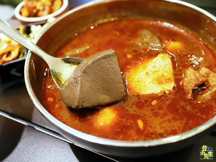 台南麻辣鴨血臭豆腐／從市場擺攤賣到開店面／在地飄香近20年／每日限量晚來吃不到／全台南最會排隊的麻辣鴨血／真空包裝在家也能輕鬆吃