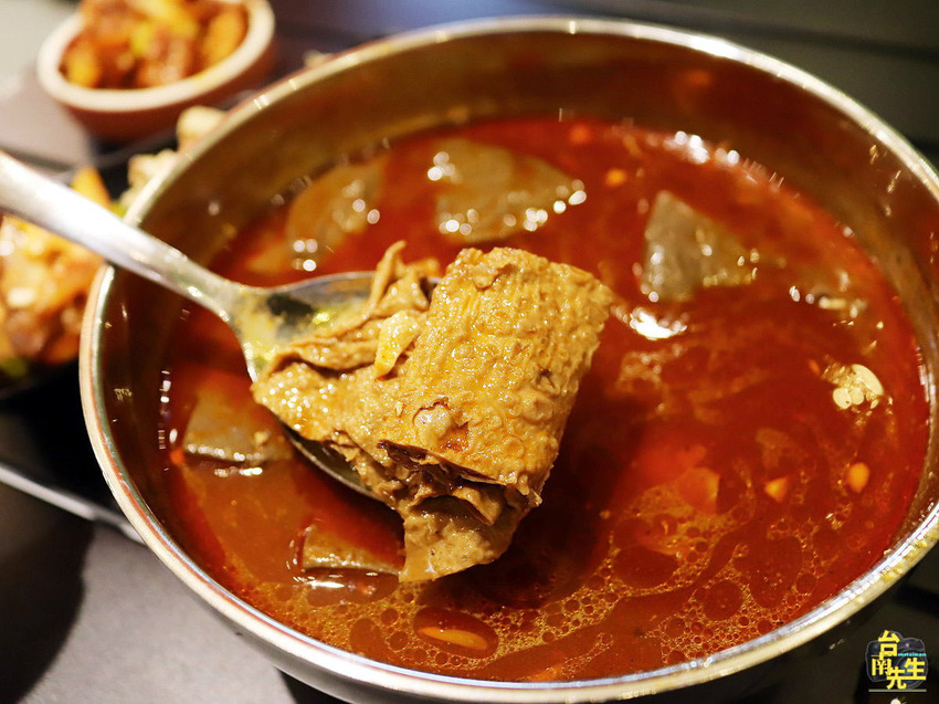 台南麻辣鴨血臭豆腐／從市場擺攤賣到開店面／在地飄香近20年／每日限量晚來吃不到／全台南最會排隊的麻辣鴨血／真空包裝在家也能輕鬆吃