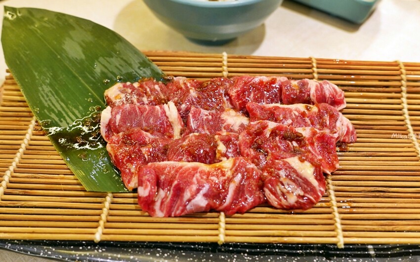 低消180元!新莊輔大站旁平價單人燒肉「饞饞燒肉」,霜淇淋、飲料無限暢飲。