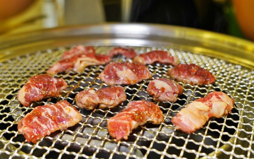 低消180元!新莊輔大站旁平價單人燒肉「饞饞燒肉」,霜淇淋、飲料無限暢飲。