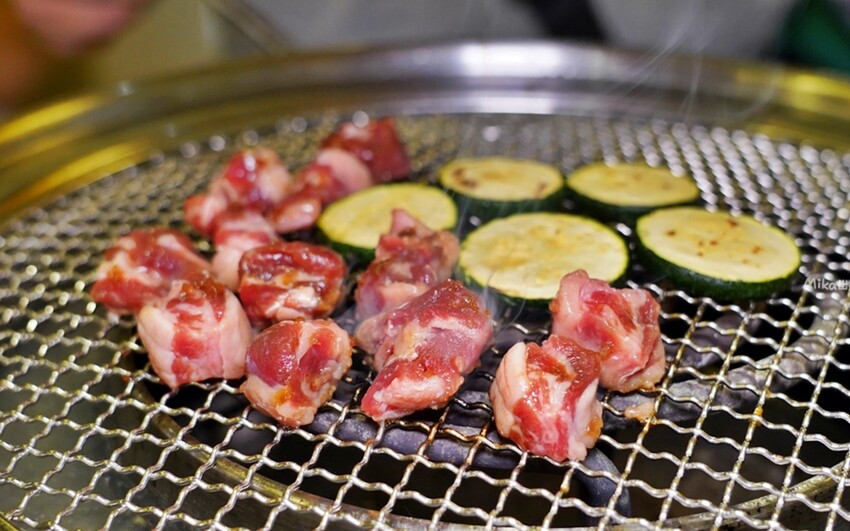 低消180元!新莊輔大站旁平價單人燒肉「饞饞燒肉」,霜淇淋、飲料無限暢飲。