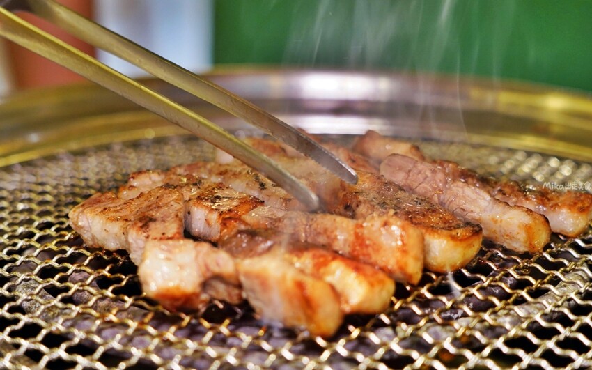 低消180元!新莊輔大站旁平價單人燒肉「饞饞燒肉」,霜淇淋、飲料無限暢飲。