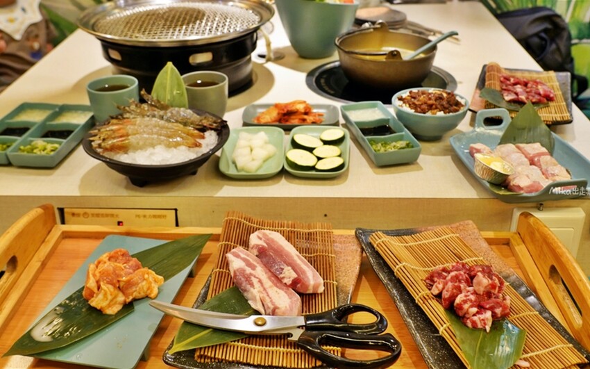 低消180元!新莊輔大站旁平價單人燒肉「饞饞燒肉」,霜淇淋、飲料無限暢飲。