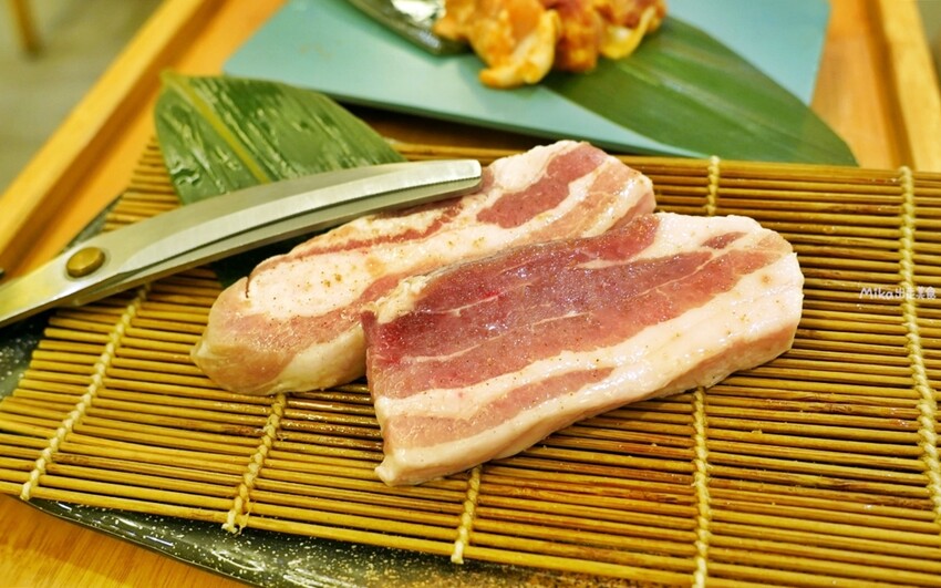 低消180元!新莊輔大站旁平價單人燒肉「饞饞燒肉」,霜淇淋、飲料無限暢飲。