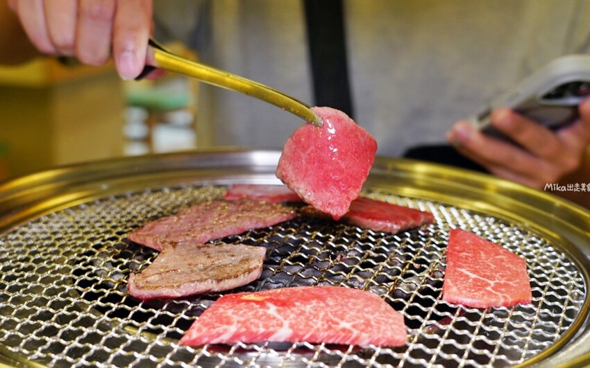 低消180元!新莊輔大站旁平價單人燒肉「饞饞燒肉」,霜淇淋、飲料無限暢飲。
