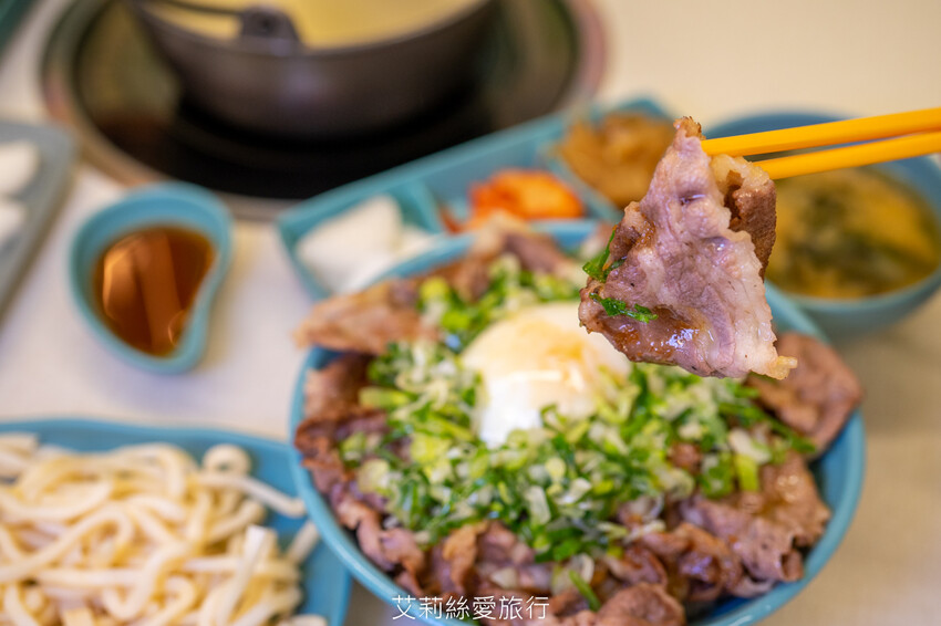新莊輔大美食》平價火烤兩吃180起 白飯飲料霜淇淋吃到飽 饞饞燒肉鍋物 溫泉蛋燒肉丼飯 百元小火鍋 - 艾莉絲愛旅行