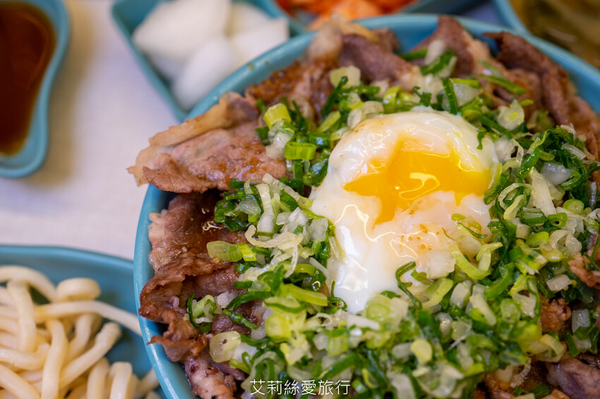 新莊輔大美食》平價火烤兩吃180起 白飯飲料霜淇淋吃到飽 饞饞燒肉鍋物 溫泉蛋燒肉丼飯 百元小火鍋 - 艾莉絲愛旅行