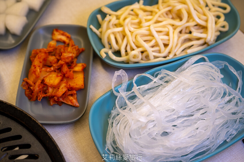 新莊輔大美食》平價火烤兩吃180起 白飯飲料霜淇淋吃到飽 饞饞燒肉鍋物 溫泉蛋燒肉丼飯 百元小火鍋 - 艾莉絲愛旅行