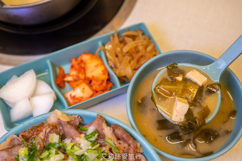 新莊輔大美食》平價火烤兩吃180起 白飯飲料霜淇淋吃到飽 饞饞燒肉鍋物 溫泉蛋燒肉丼飯 百元小火鍋 - 艾莉絲愛旅行