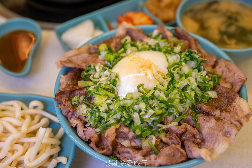 新莊輔大美食》平價火烤兩吃180起 白飯飲料霜淇淋吃到飽 饞饞燒肉鍋物 溫泉蛋燒肉丼飯 百元小火鍋 - 艾莉絲愛旅行
