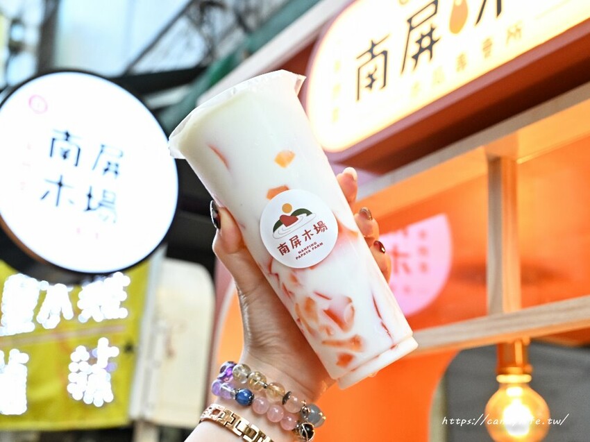南屏木場|台中超好喝木瓜牛奶就在向上市場中,單純新鮮木瓜加鮮奶,招牌木瓜牛奶奶蓋必點,還有獨家木瓜凍撞奶~