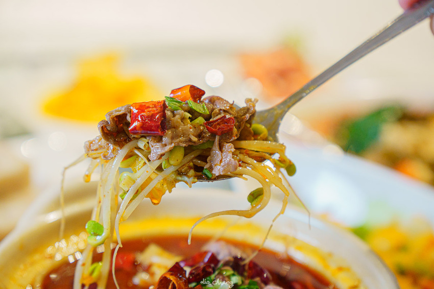 台中西區餐廳-膳馨民間創作料理，創意菜餚2人就能用餐，全新推出水煮牛肉餐點，花椒香味四溢。