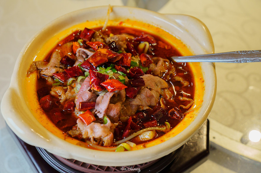 台中西區餐廳-膳馨民間創作料理，創意菜餚2人就能用餐，全新推出水煮牛肉餐點，花椒香味四溢。