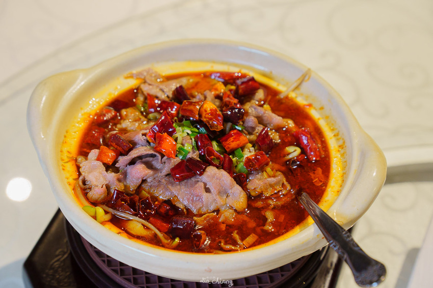 台中西區餐廳-膳馨民間創作料理，創意菜餚2人就能用餐，全新推出水煮牛肉餐點，花椒香味四溢。