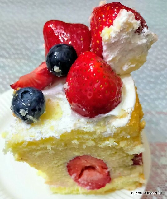 「創盛號烘焙本舖」北投石牌店「經典芙蓮水果蛋糕」(Strawberry Cream cake, Chung Sheng bakery shop), Taipei, Taiwan, SJKen, Dec 30, 2021.