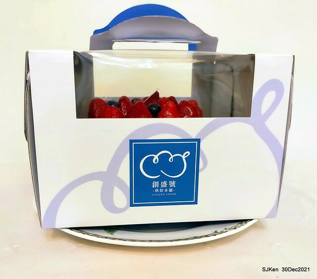 「創盛號烘焙本舖」北投石牌店「經典芙蓮水果蛋糕」(Strawberry Cream cake, Chung Sheng bakery shop), Taipei, Taiwan, SJKen, Dec 30, 2021.