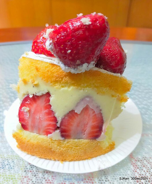 「創盛號烘焙本舖」北投石牌店「經典芙蓮水果蛋糕」(Strawberry Cream cake, Chung Sheng bakery shop), Taipei, Taiwan, SJKen, Dec 30, 2021.