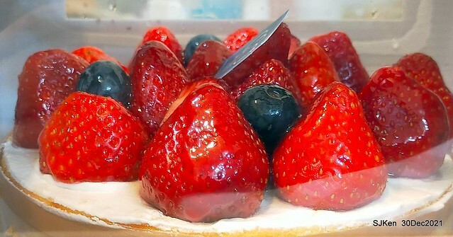 「創盛號烘焙本舖」北投石牌店「經典芙蓮水果蛋糕」(Strawberry Cream cake, Chung Sheng bakery shop), Taipei, Taiwan, SJKen, Dec 30, 2021.