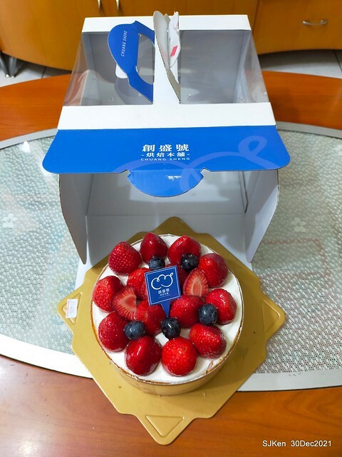 「創盛號烘焙本舖」北投石牌店「經典芙蓮水果蛋糕」(Strawberry Cream cake, Chung Sheng bakery shop), Taipei, Taiwan, SJKen, Dec 30, 2021.