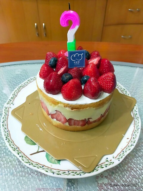 「創盛號烘焙本舖」北投石牌店「經典芙蓮水果蛋糕」(Strawberry Cream cake, Chung Sheng bakery shop), Taipei, Taiwan, SJKen, Dec 30, 2021.