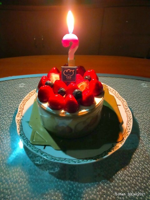 「創盛號烘焙本舖」北投石牌店「經典芙蓮水果蛋糕」(Strawberry Cream cake, Chung Sheng bakery shop), Taipei, Taiwan, SJKen, Dec 30, 2021.