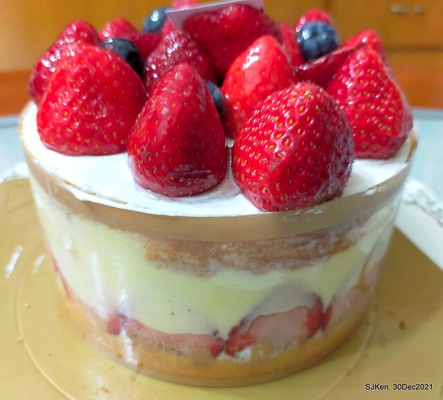 「創盛號烘焙本舖」北投石牌店「經典芙蓮水果蛋糕」(Strawberry Cream cake, Chung Sheng bakery shop), Taipei, Taiwan, SJKen, Dec 30, 2021.