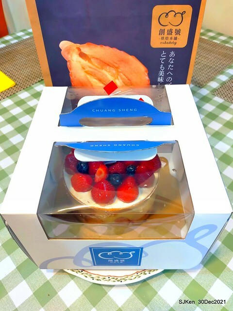 「創盛號烘焙本舖」北投石牌店「經典芙蓮水果蛋糕」(Strawberry Cream cake, Chung Sheng bakery shop), Taipei, Taiwan, SJKen, Dec 30, 2021.