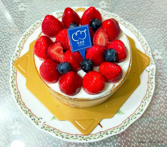 「創盛號烘焙本舖」北投石牌店「經典芙蓮水果蛋糕」(Strawberry Cream cake, Chung Sheng bakery shop), Taipei, Taiwan, SJKen, Dec 30, 2021.