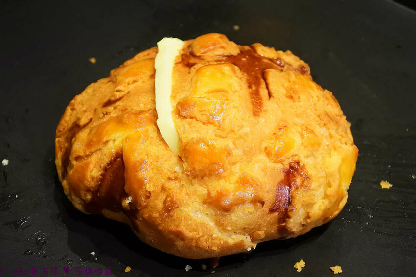 台南甜點【兩津芙蓉蛋塔】烤炙超噴香！鬆軟滑嫩的蛋塔濃厚蛋香氣.金黃酥脆的菠蘿奶油香.下午茶滿滿療鬱感│