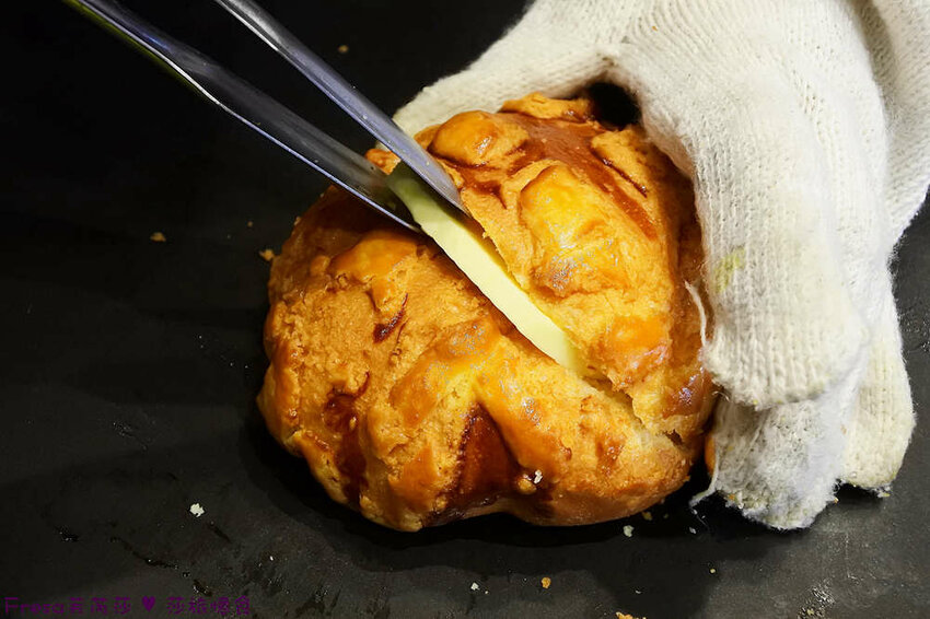 台南甜點【兩津芙蓉蛋塔】烤炙超噴香！鬆軟滑嫩的蛋塔濃厚蛋香氣.金黃酥脆的菠蘿奶油香.下午茶滿滿療鬱感│