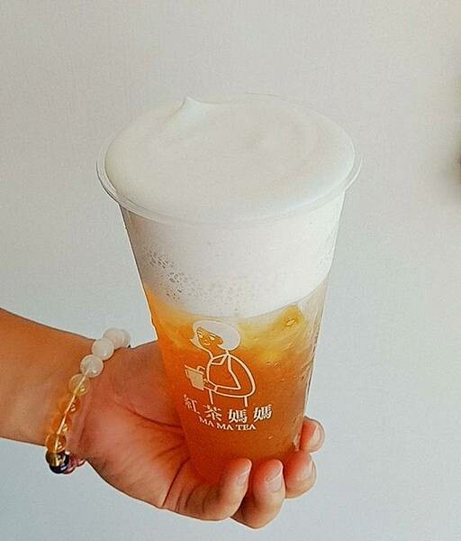 苑裡茶飲「 紅茶媽媽MAMATEA 」在地茶飲店使用高品質茶葉，台茶18號紅玉、阿薩姆紅茶、台茶21號紅韻  香氣滋味各有千秋。