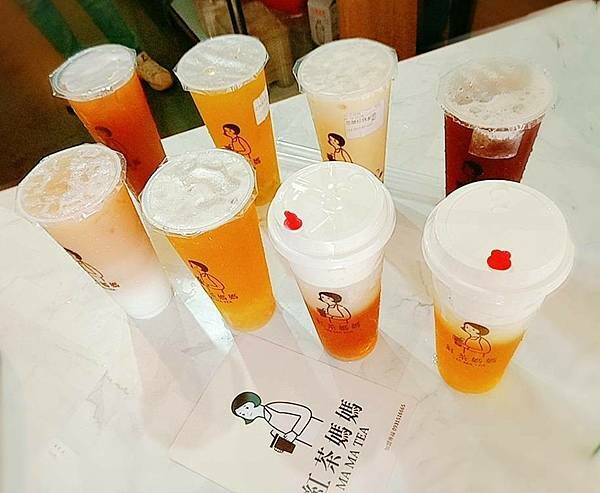 苑裡茶飲「 紅茶媽媽MAMATEA 」在地茶飲店使用高品質茶葉，台茶18號紅玉、阿薩姆紅茶、台茶21號紅韻  香氣滋味各有千秋。