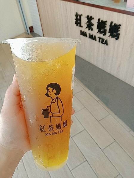 苑裡茶飲「 紅茶媽媽MAMATEA 」在地茶飲店使用高品質茶葉，台茶18號紅玉、阿薩姆紅茶、台茶21號紅韻  香氣滋味各有千秋。