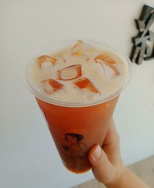 苑裡茶飲「 紅茶媽媽MAMATEA 」在地茶飲店使用高品質茶葉，台茶18號紅玉、阿薩姆紅茶、台茶21號紅韻  香氣滋味各有千秋。