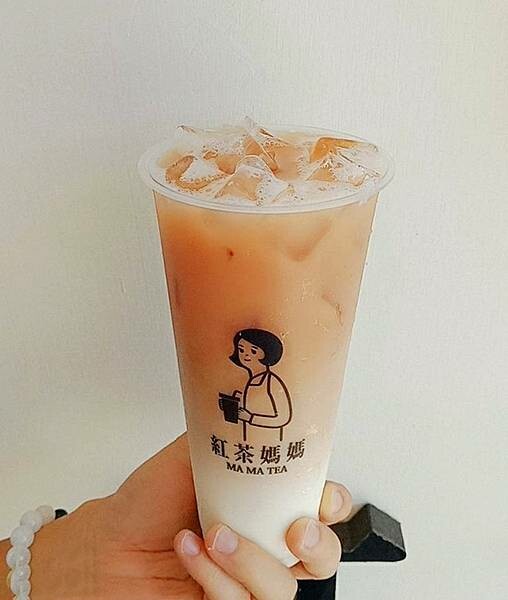 苑裡茶飲「 紅茶媽媽MAMATEA 」在地茶飲店使用高品質茶葉，台茶18號紅玉、阿薩姆紅茶、台茶21號紅韻  香氣滋味各有千秋。