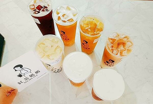 苑裡茶飲「 紅茶媽媽MAMATEA 」在地茶飲店使用高品質茶葉，台茶18號紅玉、阿薩姆紅茶、台茶21號紅韻  香氣滋味各有千秋。