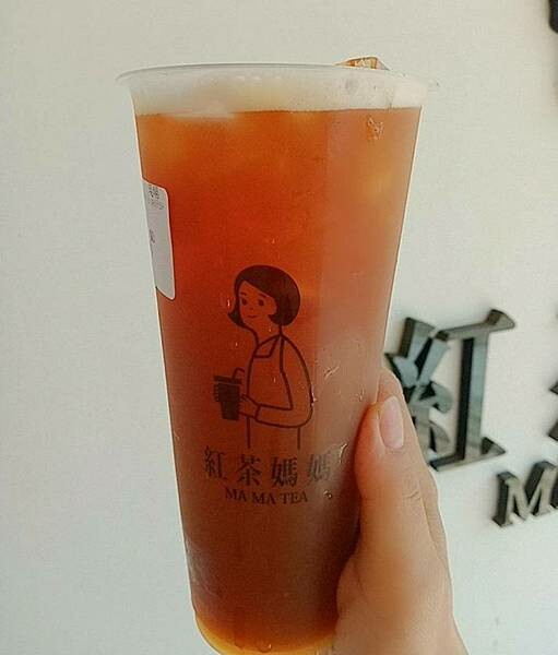 苑裡茶飲「 紅茶媽媽MAMATEA 」在地茶飲店使用高品質茶葉，台茶18號紅玉、阿薩姆紅茶、台茶21號紅韻  香氣滋味各有千秋。