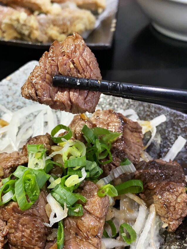 [台中北區] 高雄旻哥牛肉燥飯｜必吃招牌牛B飯 每日限量100碗｜一吃驚艷的炙燒比目魚滷肉飯｜ 創新台式料理｜內附菜單