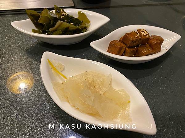 大廣澤店內環境 大廣澤菜單 平價鐵板燒 大廣澤鐵板燒 小菜 海帶芽 橙香醃蘿蔔 滷豆腐 滷豆干