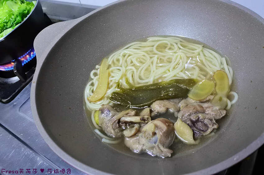 宅配麵食【築水引】溫順雞湯香辣風味「剝皮辣椒雞麵」特選花蓮剝皮辣椒+厚塊雞肉/甘甜湯底超夠味 - Fresa芙芮莎♥莎旅憶食