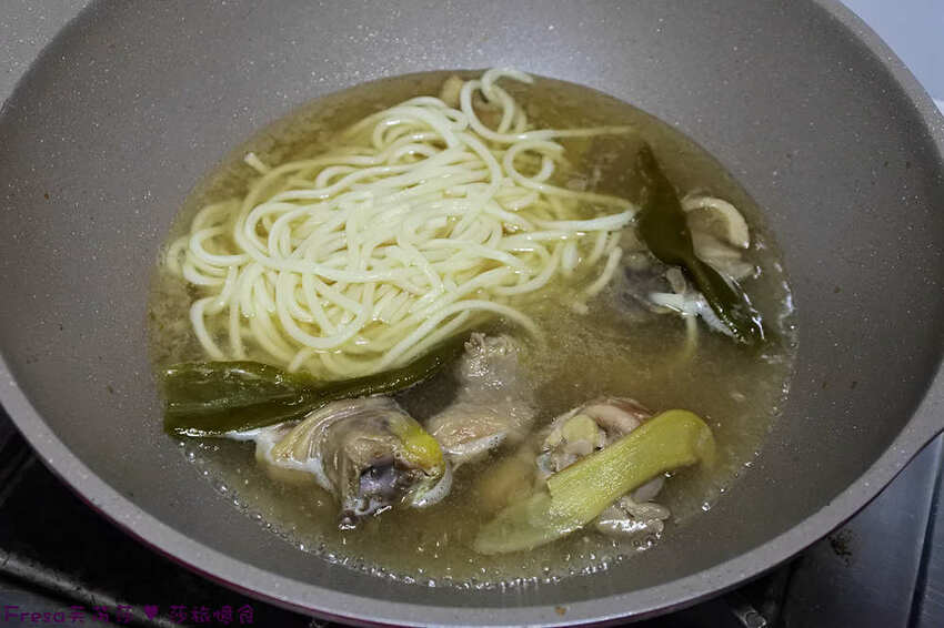 宅配麵食【築水引】溫順雞湯香辣風味「剝皮辣椒雞麵」特選花蓮剝皮辣椒+厚塊雞肉/甘甜湯底超夠味 - Fresa芙芮莎♥莎旅憶食