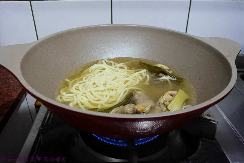 宅配麵食【築水引】溫順雞湯香辣風味「剝皮辣椒雞麵」特選花蓮剝皮辣椒+厚塊雞肉/甘甜湯底超夠味 - Fresa芙芮莎♥莎旅憶食