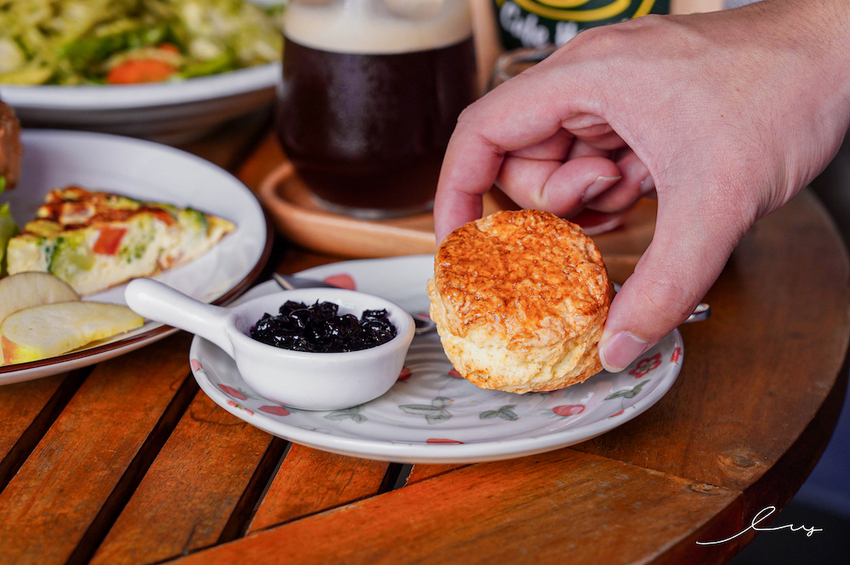 漢堡控快開吃！台中早午餐店，手作松子青醬加上厚切手打豬肉排，忍不住一口接著一口吃！