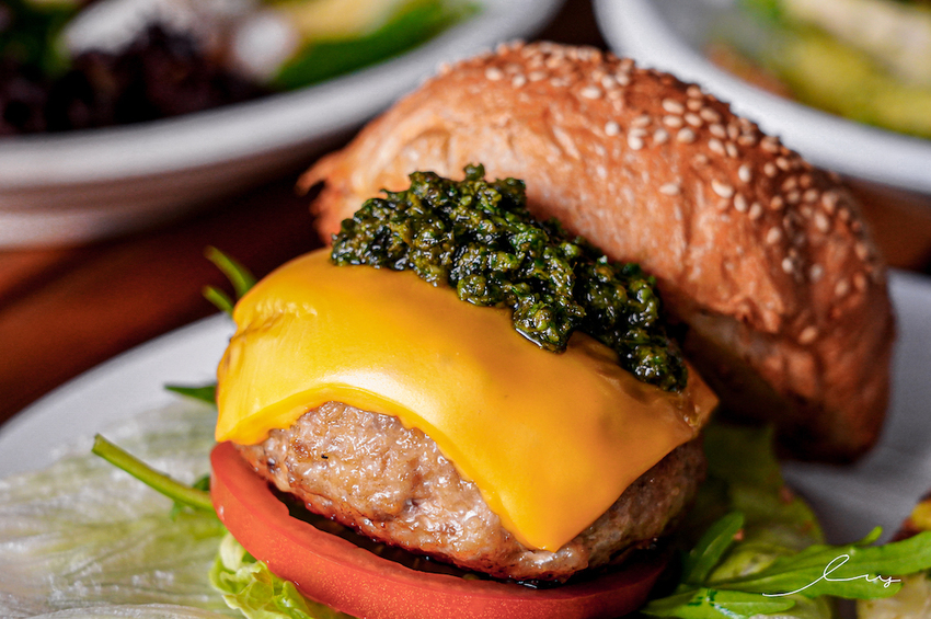 漢堡控快開吃！台中早午餐店，手作松子青醬加上厚切手打豬肉排，忍不住一口接著一口吃！