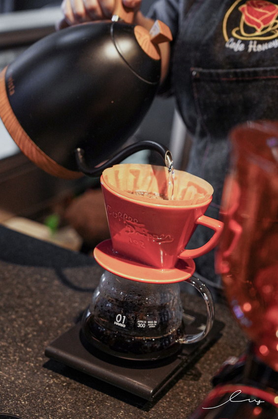 漢堡控快開吃！台中早午餐店，手作松子青醬加上厚切手打豬肉排，忍不住一口接著一口吃！