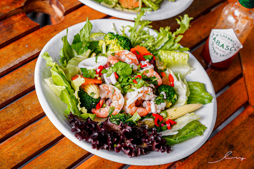 漢堡控快開吃！台中早午餐店，手作松子青醬加上厚切手打豬肉排，忍不住一口接著一口吃！